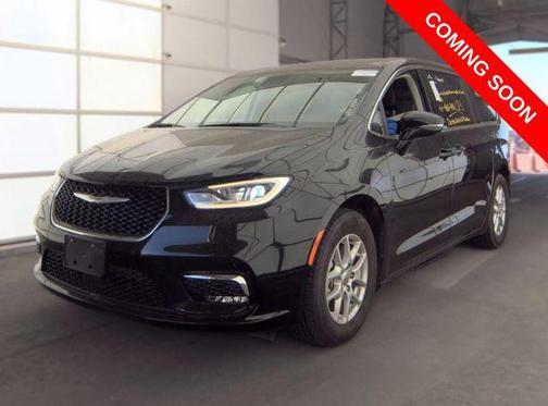 Diamond Black Crystal Pearlcoat 2024 Chrysler Pacifica Touring L