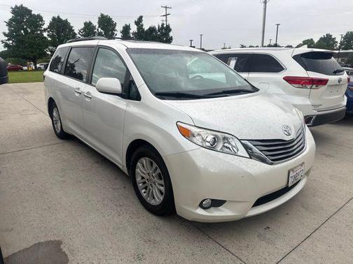 Blizzard Pearl 2016 Toyota Sienna XLE Premium