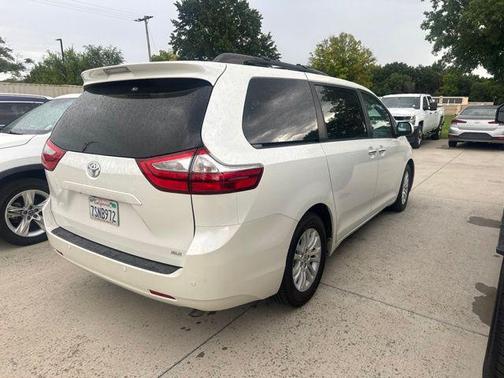 Blizzard Pearl 2016 Toyota Sienna XLE Premium