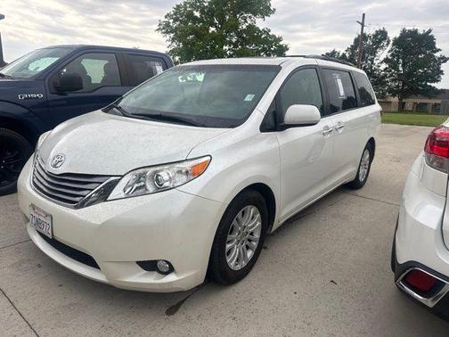 Blizzard Pearl 2016 Toyota Sienna XLE Premium