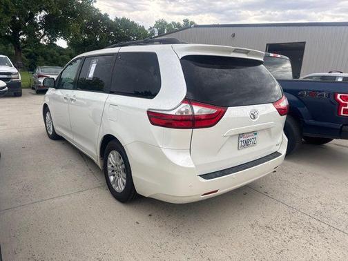 Blizzard Pearl 2016 Toyota Sienna XLE Premium