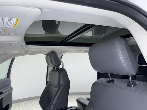 White Metallic 2025 Ford Expedition Active