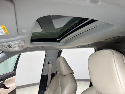 Pearl 2022 Toyota Highlander XLE