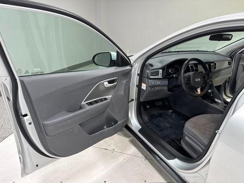 Silky Silver 2018 Kia Niro FE