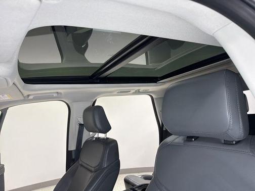 Oxford White 2025 Ford Expedition Active