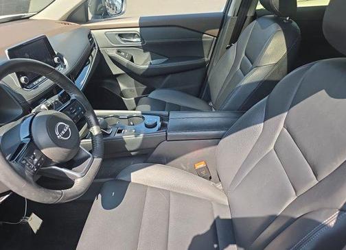 Pearl White Tricoat/Super Black 2023 Nissan Rogue SL