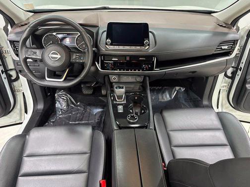 Pearl White Tricoat/Super Black 2023 Nissan Rogue SL