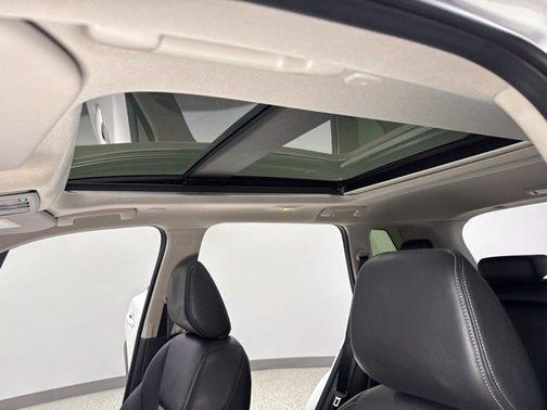 Pearl White Tricoat/Super Black 2023 Nissan Rogue SL