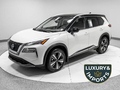 Pearl White Tricoat/Super Black 2023 Nissan Rogue SL