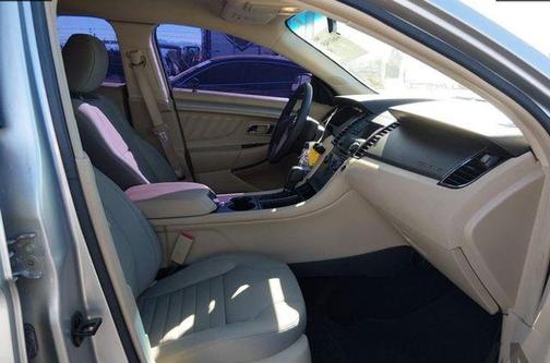 Ingot Silver 2018 Ford Taurus SE