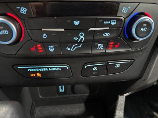 Ingot Silver Metallic 2018 Ford Escape SE