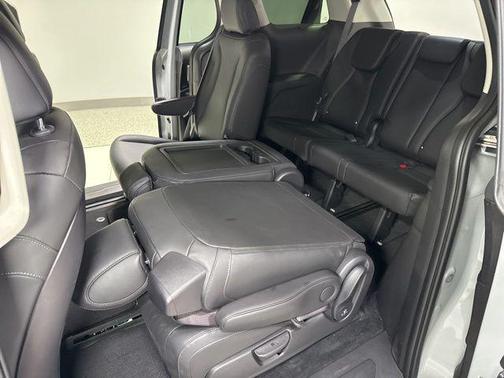 Ceramic Silver 2025 Kia Carnival Hybrid SX