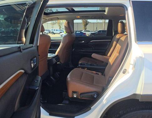 Blizzard Pearl 2019 Toyota Highlander Hybrid Platinum