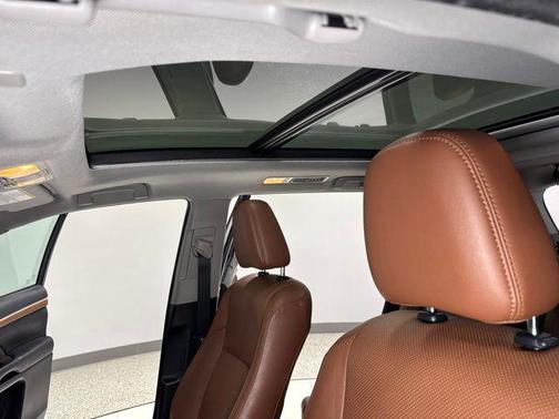 Blizzard Pearl 2019 Toyota Highlander Hybrid Platinum