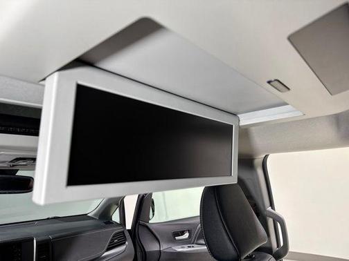 Midnight Black Metallic 2018 Toyota Sienna SE