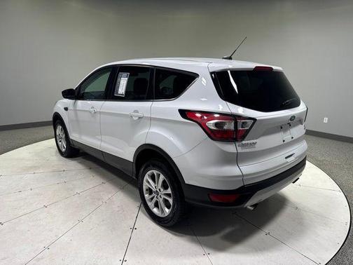 Oxford White 2017 Ford Escape SE