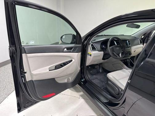 Black Noir Pearl 2018 Hyundai TUCSON SE