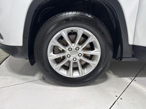 Bright White Clearcoat 2019 Jeep Cherokee Latitude