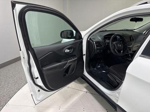 Bright White Clearcoat 2019 Jeep Cherokee Latitude