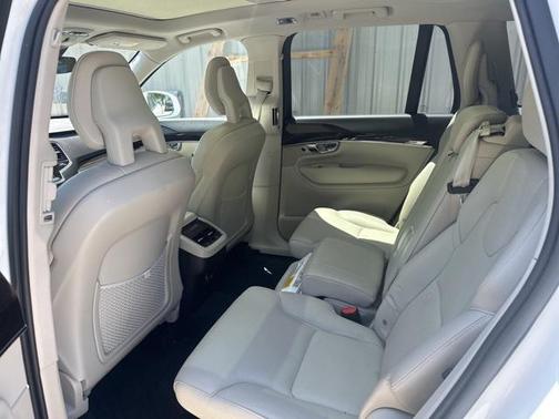 2017 Volvo XC90 T6 Momentum
