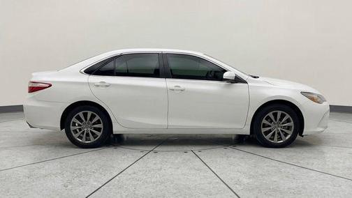 Super White 2017 Toyota Camry XLE