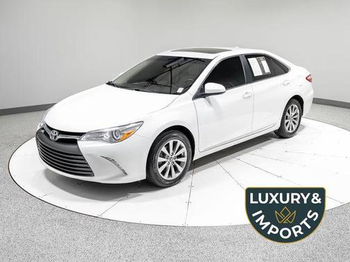 Super White 2017 Toyota Camry XLE