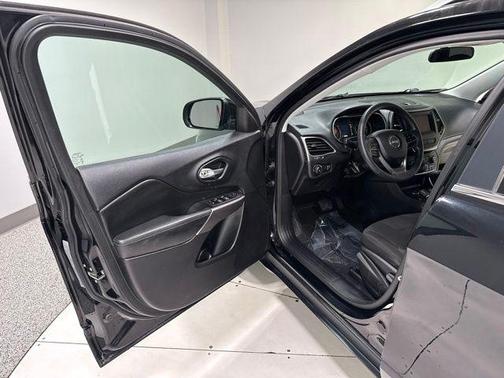 Diamond Black Crystal Pearlcoat 2019 Jeep Cherokee Latitude