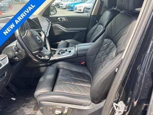 Black Sapphire Metallic 2024 BMW X7 xDrive40i