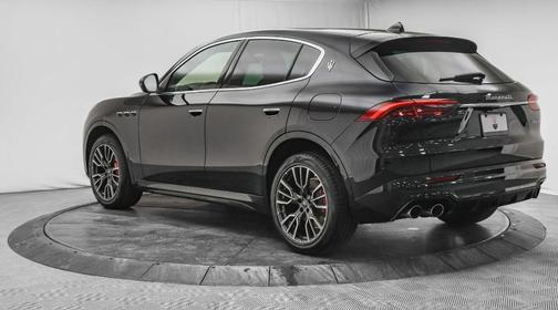 Nero 2025 Maserati Grecale Base