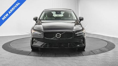 2024 Volvo S60 B5 Plus Dark Theme