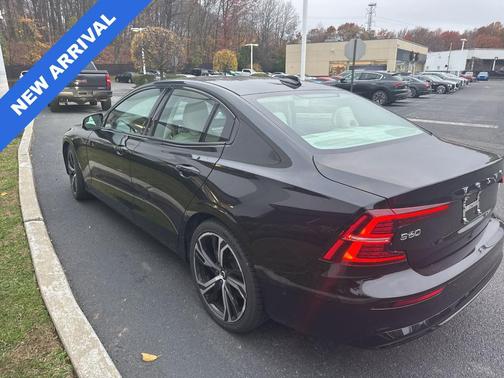 2024 Volvo S60 B5 Plus Dark Theme