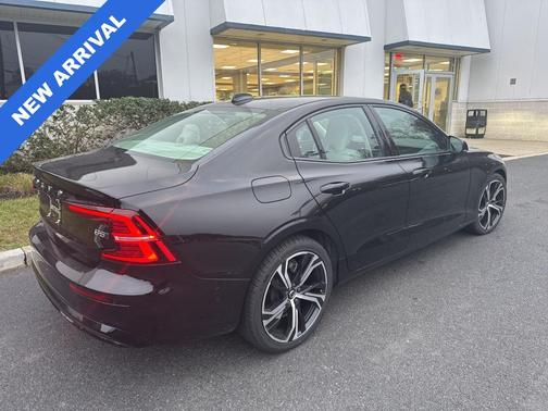 2024 Volvo S60 B5 Plus Dark Theme
