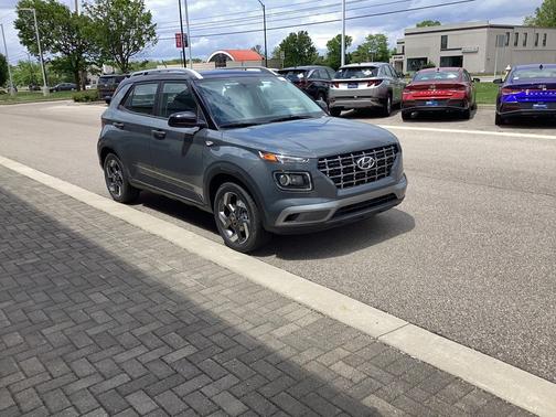 Ecotronic Gray Pearl/Black Roof 2026 Hyundai VENUE SEL w/Two-Tone Roof