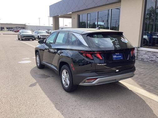 Phantom Black Pearl 2026 Hyundai TUCSON SE