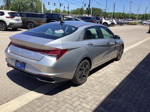 Shimmering Silver Pearl 2023 Hyundai ELANTRA SEL
