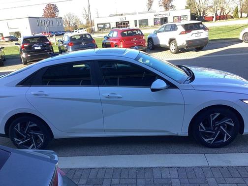 2024 Hyundai ELANTRA SEL