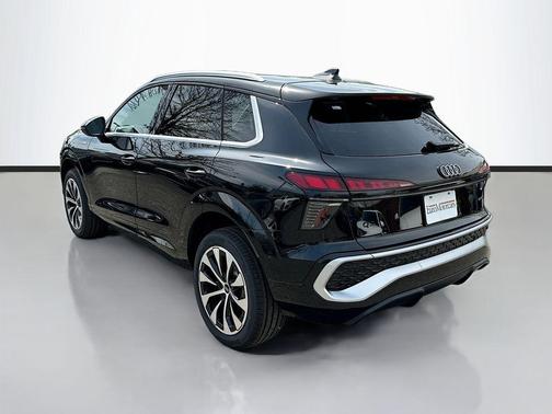 Mythos Black Metallic 2026 Audi Q3 TFSI quattro S tronic