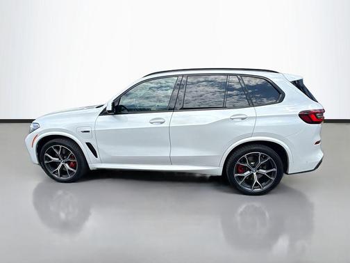 Mineral White Metallic 2023 BMW X5 PHEV xDrive45e