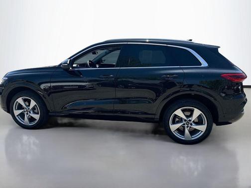 Black Metallic 2025 Audi Q5 Premium Plus TFSI quattro S tronic