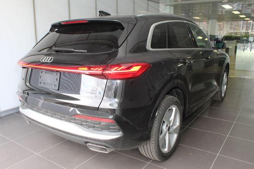 Mythos Black Metallic 2025 Audi Q5 Prestige TFSI quattro S tronic