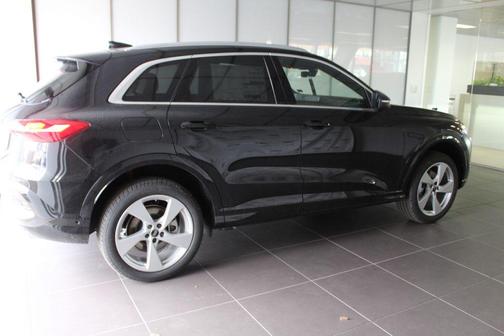 Mythos Black Metallic 2025 Audi Q5 Prestige TFSI quattro S tronic