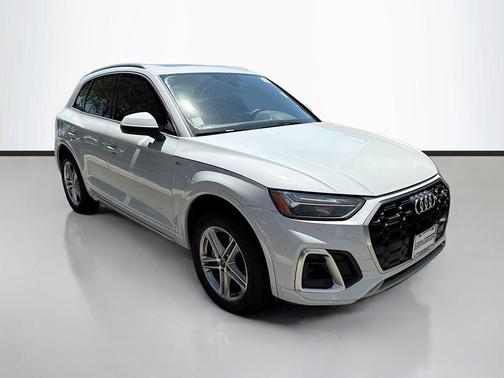 Glacier White Metallic 2023 Audi Q5 e 55 S line Premium Plus