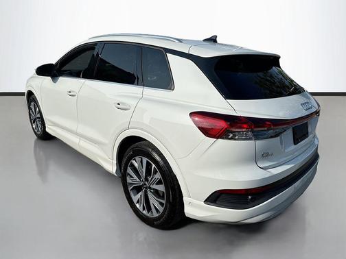 Glacier White Metallic 2023 Audi Q4 e-tron Premium Plus 40 RWD