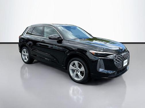 Mythos Black Metallic 2025 Audi Q5 Premium Plus TFSI quattro S tronic