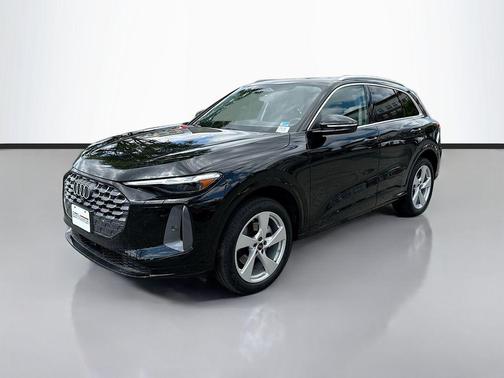 Mythos Black Metallic 2025 Audi Q5 Premium Plus TFSI quattro S tronic