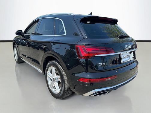 Mythos Black Metallic 2024 Audi Q5 e 55 S line Premium Plus