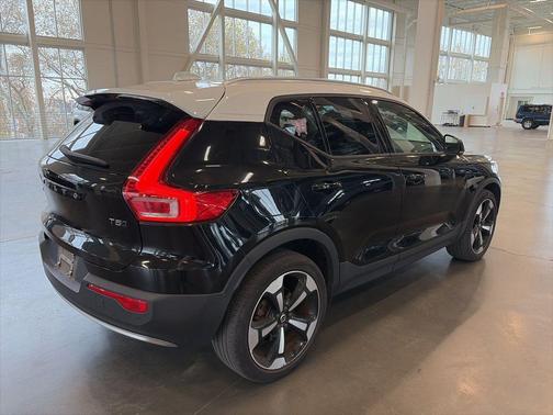 2021 Volvo XC40 T5 Momentum