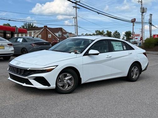 White 2025 Hyundai ELANTRA SE