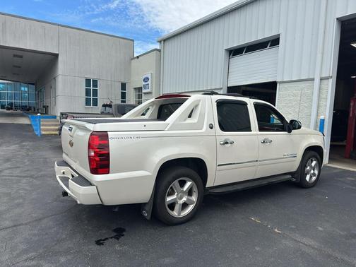 White Diamond Tricoat 2013 Chevrolet Avalanche LTZ