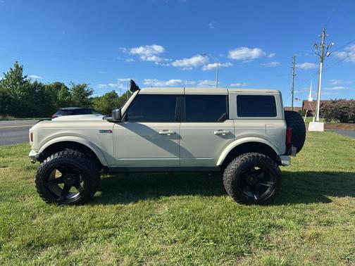Desert Sand 2025 Ford Bronco Base